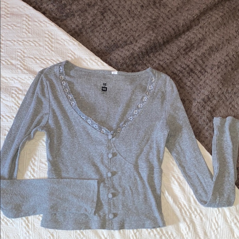 Long sleeve grey shirt